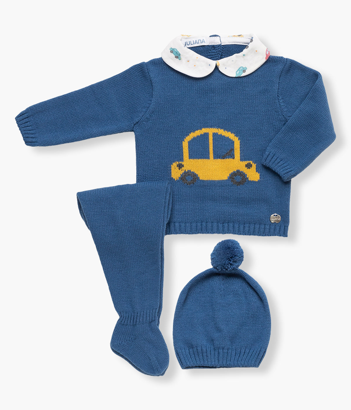 Conjunto de 3 peças em malha azul da Juliana para bebé menino e recém-nascido. Camisola com gola branca e detalhe de carro no peito, calças com pés e gorro com pompom.