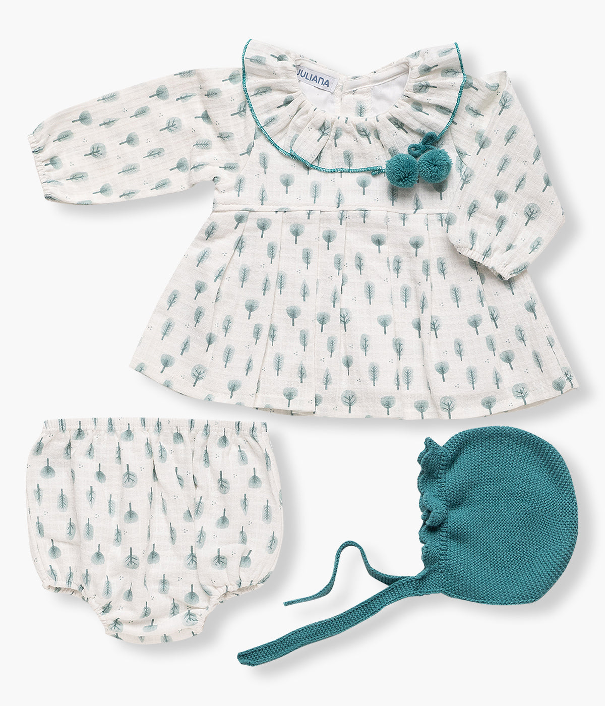 Conjunto de 3 peças da Juliana para bebé menina e recém-nascida composto por vestido, tapa fraldas e touca. Vestido com gola folho e dois pompons decorativos e tapa fraldas em branco com padrão floresta verde. Touca em malha verde com pequeno rebordo ondulado.