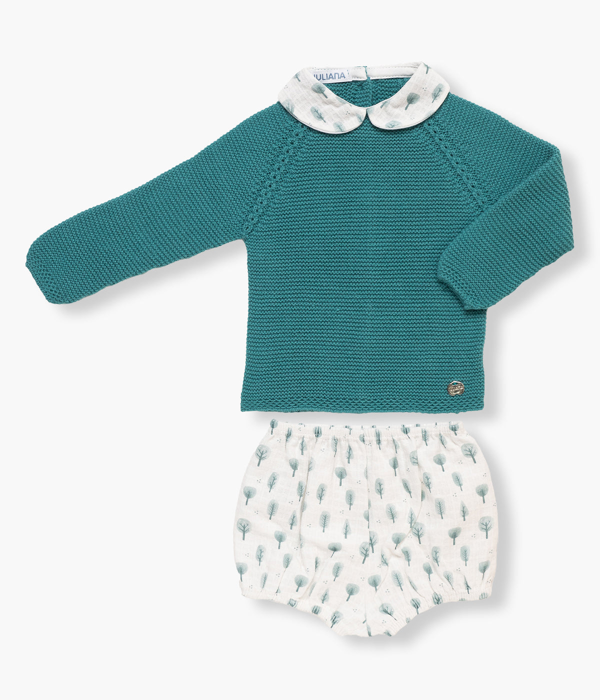 Conjunto da Juliana para bebé e recém-nascido(a). Camisola de malha verde com gola branca com padrão floresta. Tapa fraldas em algodão branco com padrão a combinar com a gola da camisola.