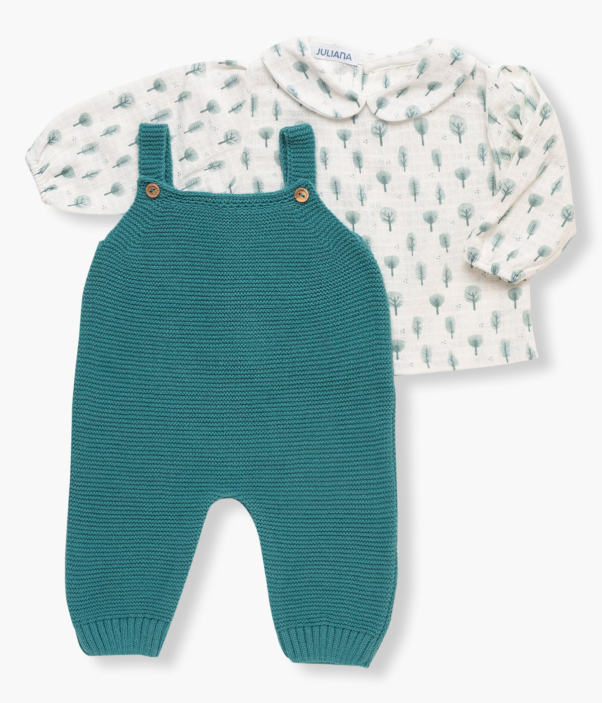 Conjunto de 2 peças da Juliana para bebé e recém-nascido(a) composto por camisola e macacão. Camisola em algodão branca com padrão floresta e macacão em malha verde.