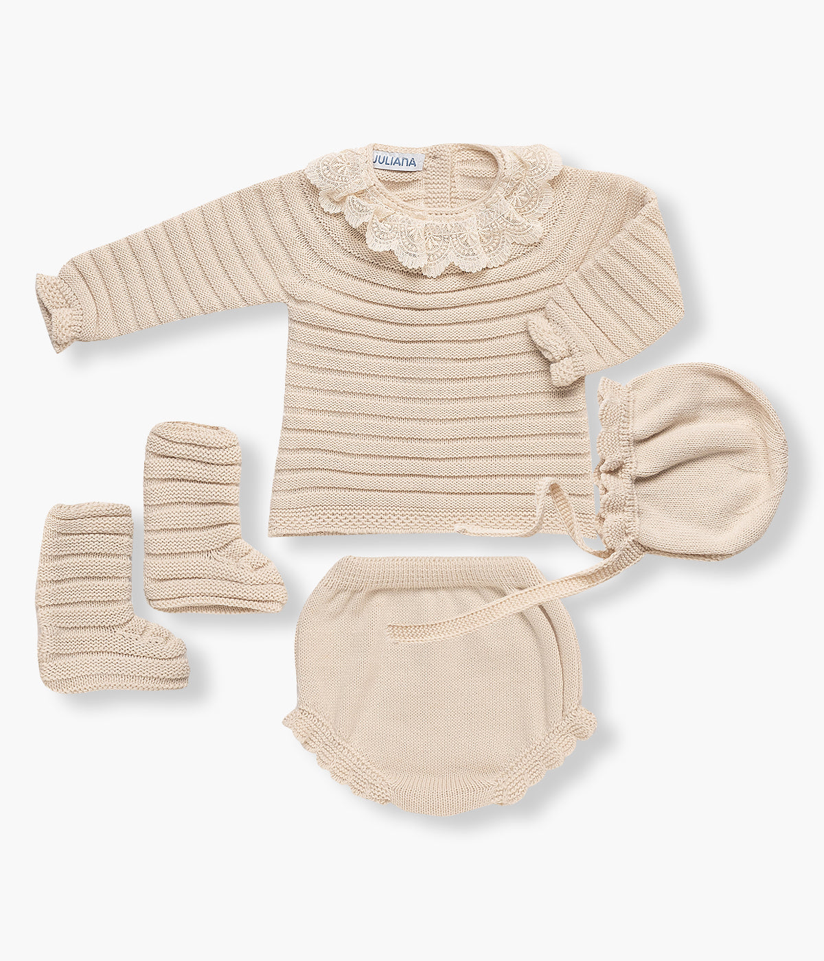 Conjunto de 4 peças em malha bege da Juliana para bebé menina e recém-nascida. Camisola com gola folho em renda detalhada e efeito canelado com textura. Touca com pequeno folho. Carapins tipo bota com textura a combinar com a camisola.