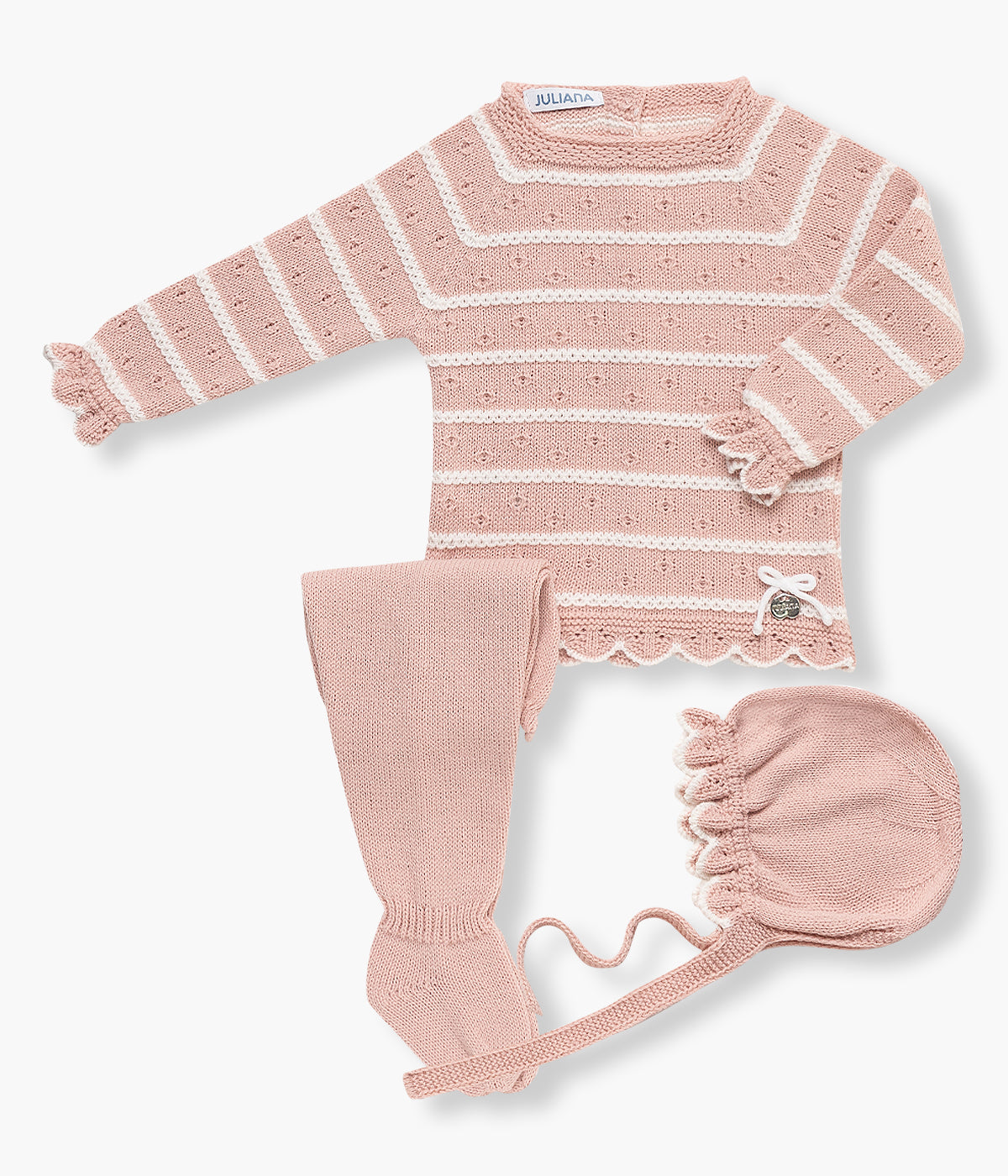 Conjunto composto por camisola, calças e touca em malha rosa da Juliana para bebé menina e recém-nascida. Camisola com riscas em branco, detalhes perfurados na malha, punhos com folho e pequeno laço na lateral. Touca com rebordo ondulado. Calças com pés.