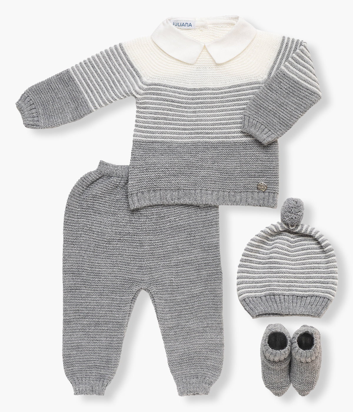 Conjunto de 3 peças em malha cinza da Juliana para bebé menino e recém-nascido. Camisola com gola e riscas em branco no peito. Calças sem pés e gorro às riscas com pompom.