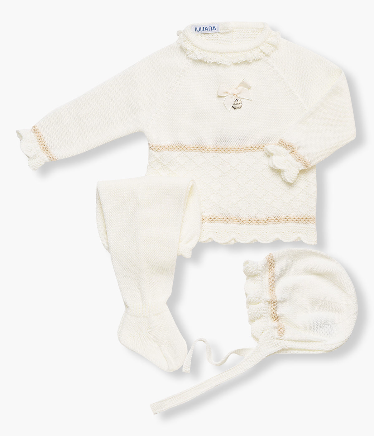 Conjunto composto por camisola, calças e touca em malha da Juliana para bebé e recém-nascido(a). Camisola com gola folho em renda perfurada, detalhes na malha e pequeno laço na frente, calças com pés e touca com pequeno rebordo ondulado.