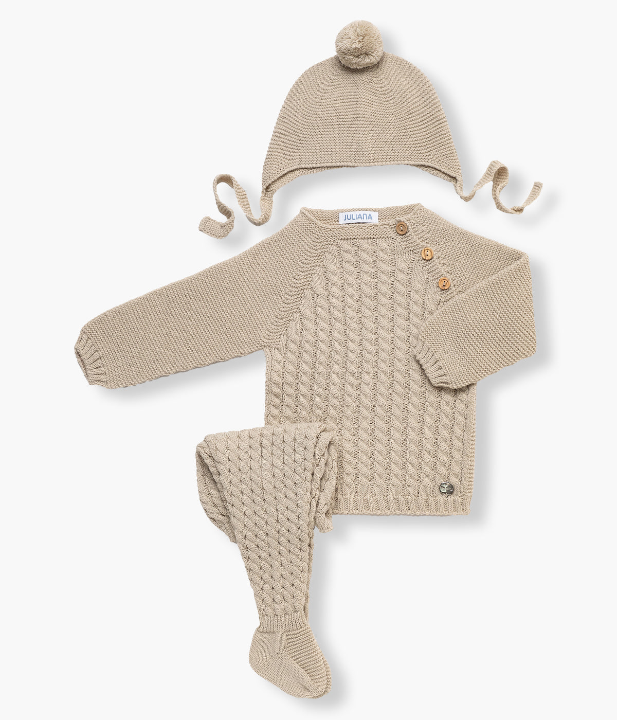 Conjunto de 3 peças em malha bege da Juliana composto por camisola&nbsp;com efeito entrelaçado na malha, calças com pés e gorro com tiras e pompom para bebé e recém-nascido(a).