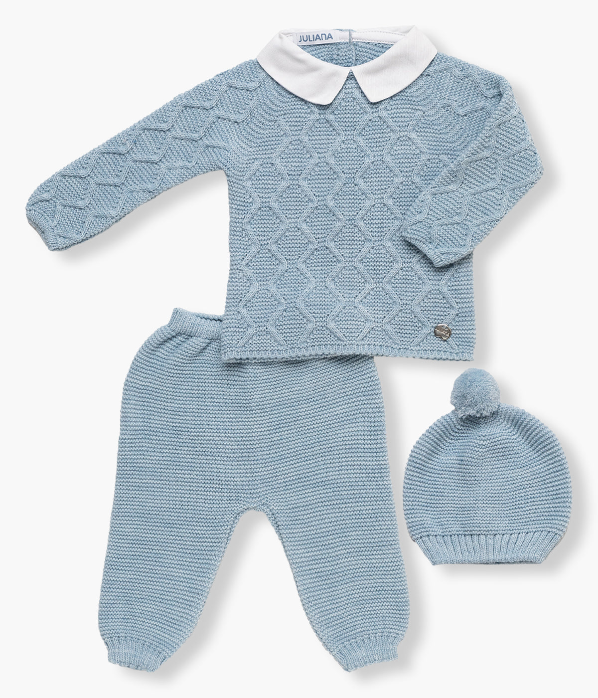 Conjunto de 3 peças em malha azul da Juliana para bebé menino e recém-nascido. Camisola com gola branca e detalhe de carro no peito, calças com pés e gorro com pompom.