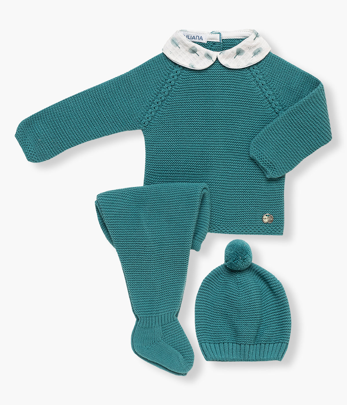Conjunto de 3 peças em malha verde da Juliana para bebé e recém-nascido(a). Camisola com gola redonda cortada branca com padrão floresta, calças com pés e gorro com pompom.