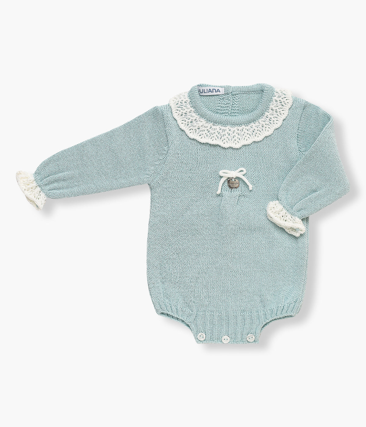 Fofo de malha verde-água da Juliana para bebé e recém-nascido(a). Elegante fofo com gola e punhos com renda branca detalhada e pequeno laço com chapa da marca na frente.