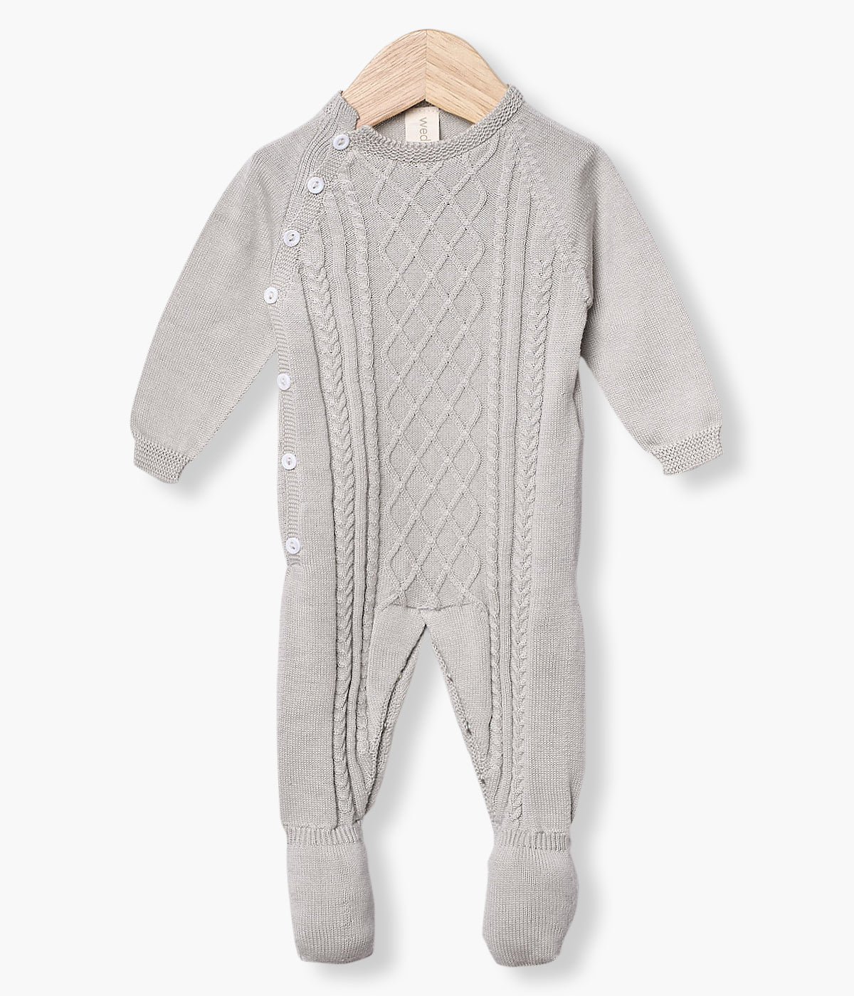 Babygrow em malha de algodão orgânico cinza para bebé e recém-nascido(a). Malha tricotada com detalhes na frente. Abertura trespasse com botões e entrepernas com molas de pressão.