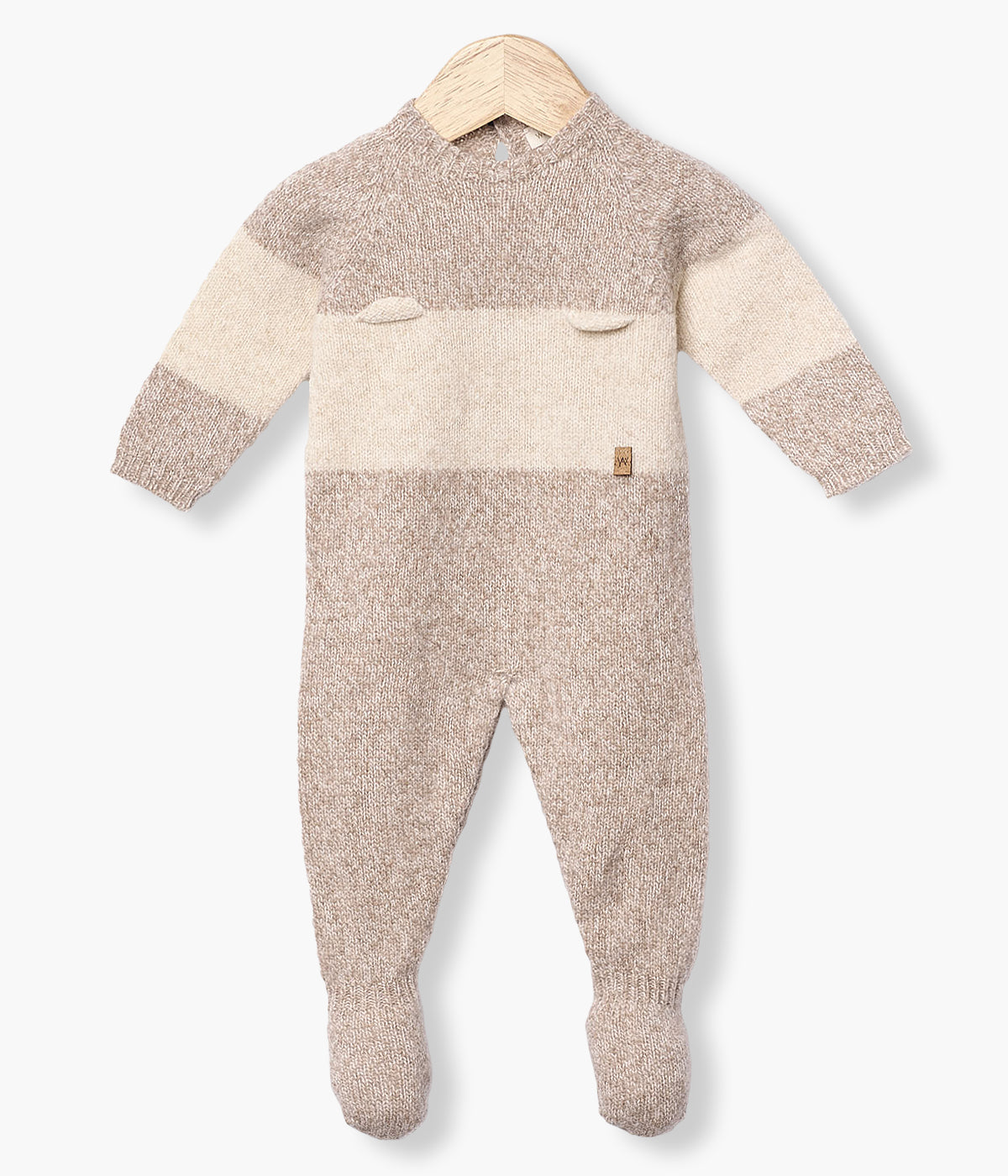 Babygrow tricotado em lã merino em tons de bege da Wedoble para bebé e recém-nascido(a). Detalhe de risca no peito e nos braços e dois pequenos pormenores com relevo na frente.