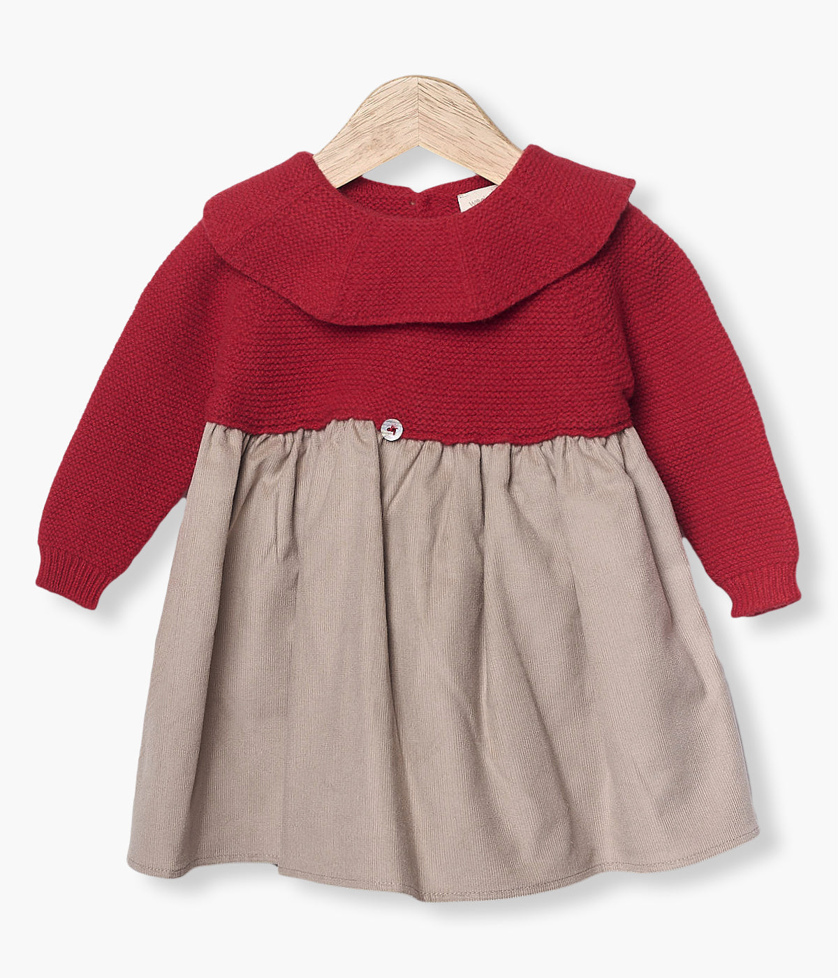Vestido da Wedoble para bebé menina e recém-nascida. Parte superior em malha tricotada de lã merino vermelha com gola folho e parte inferior em bombazine de algodão cinza com forro.