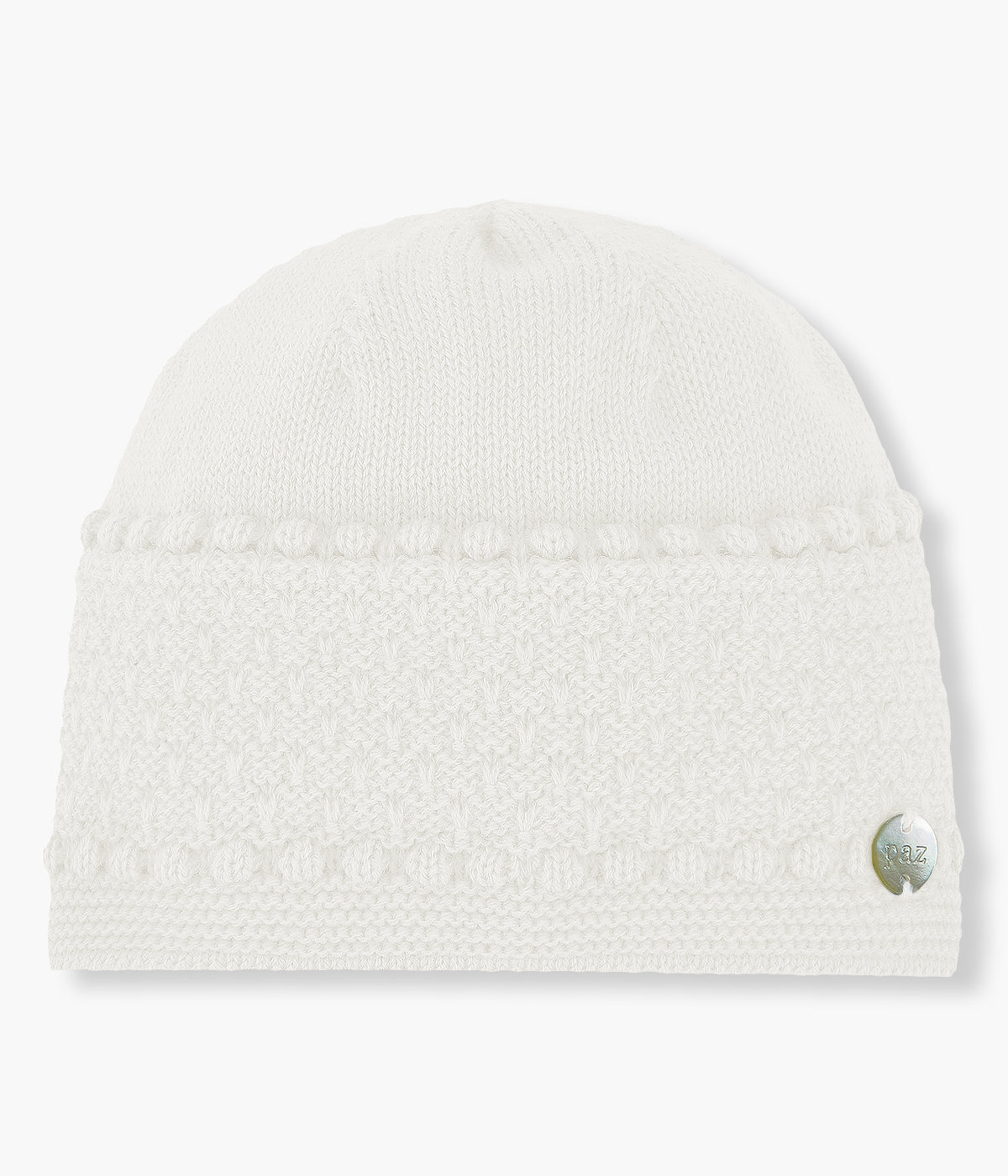 Gorro em malha pérola da Paz Rodríguez para bebé e recém-nascido(a). Detalhes com relevo e pequena medalha madrepérola com logo da marca.