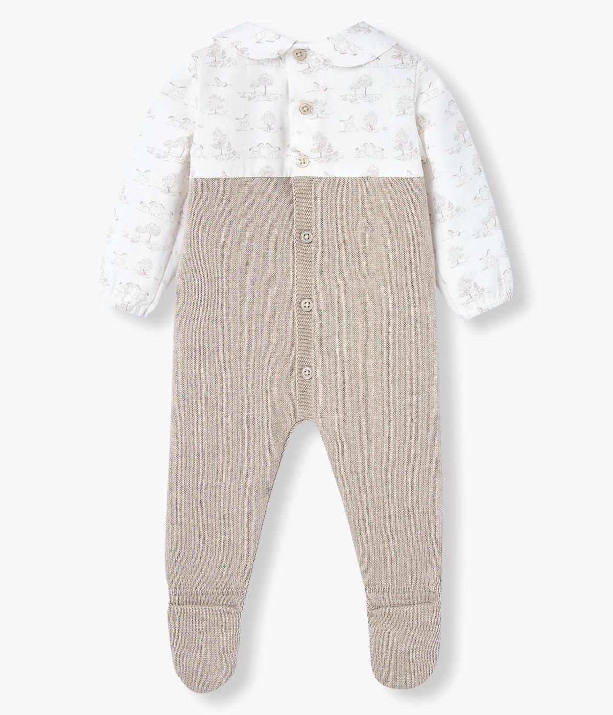 Babygrow em malha de algodão com caxemira bege da Paz Rodríguez para bebé e recém-nascido(a). Parte superior em algodão com gola redonda cortada, padrão toile de jouy em tons de bege com fundo branco e dois botões madrepérola decorativos. Parte inferior em malha.