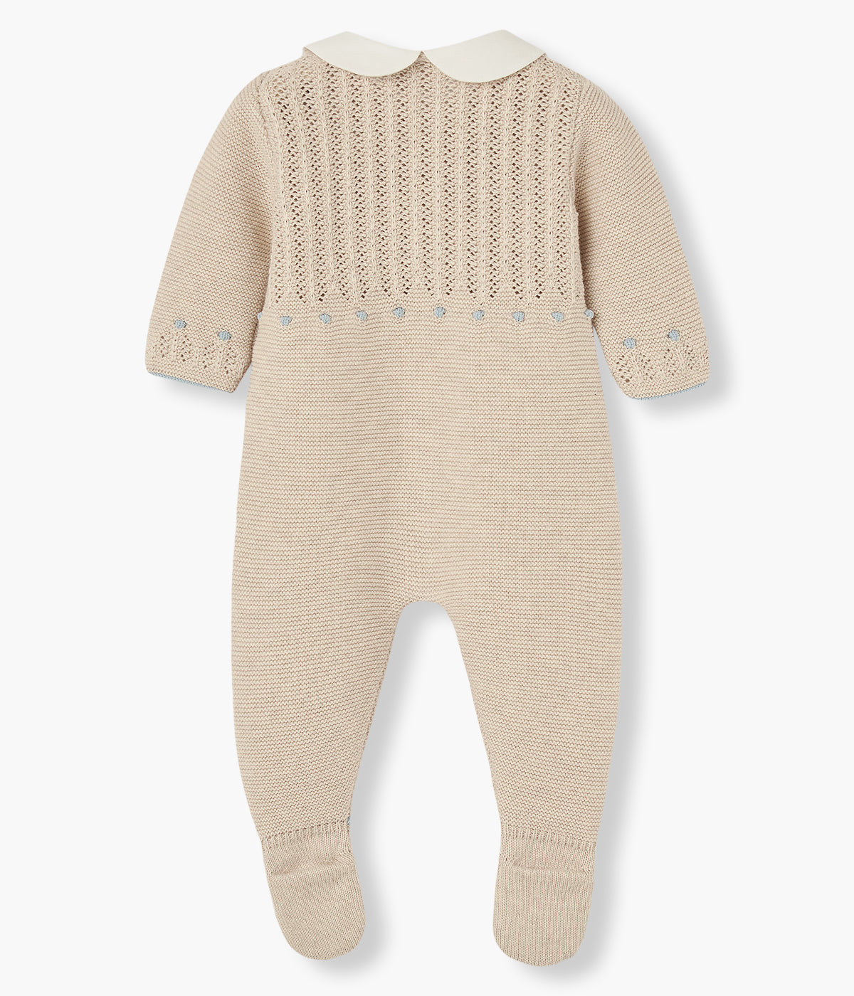 Babygrow em malha de algodão com caxemira pérola da Paz Rodríguez para bebé e recém-nascido(a). Elegante babygrow com detalhes com relevo em azul, gola redonda cortada e pés com detalhes.
