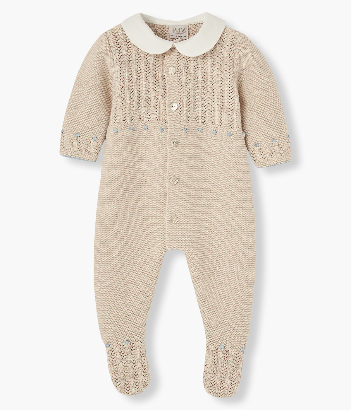 Babygrow em malha de algodão com caxemira pérola da Paz Rodríguez para bebé e recém-nascido(a). Elegante babygrow com detalhes com relevo em azul, gola redonda cortada e pés com detalhes.