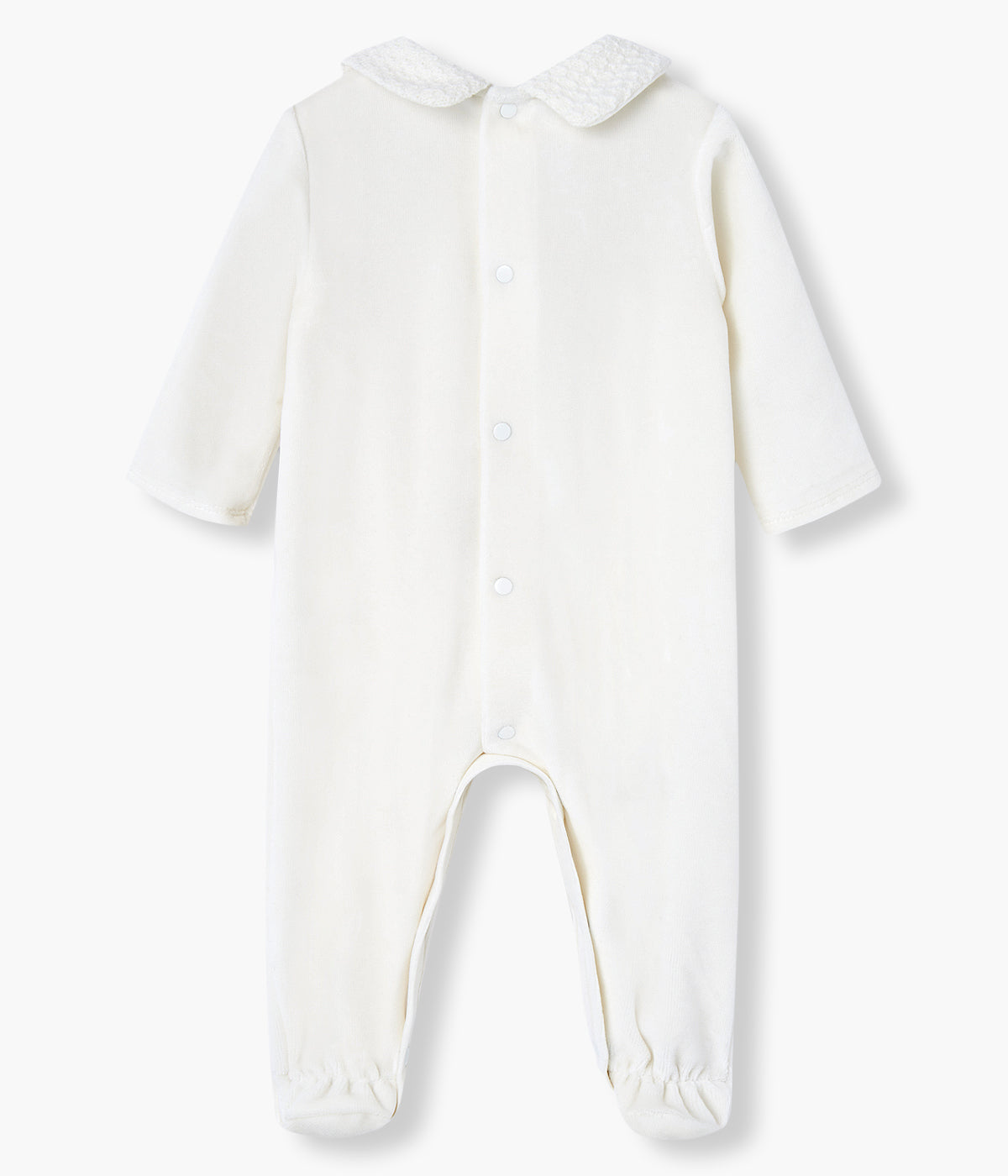 Babygrow em veludo pérola da Paz Rodríguez para bebé e recém-nascido(a). Elegante babygrow com gola e peito com tecido texturado e dois botões madrepérola decorativos.