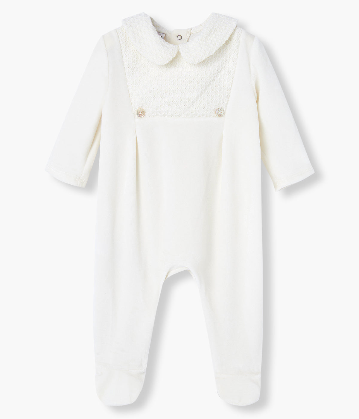 Babygrow em veludo pérola da Paz Rodríguez para bebé e recém-nascido(a). Elegante babygrow com gola e peito com tecido texturado e dois botões madrepérola decorativos.