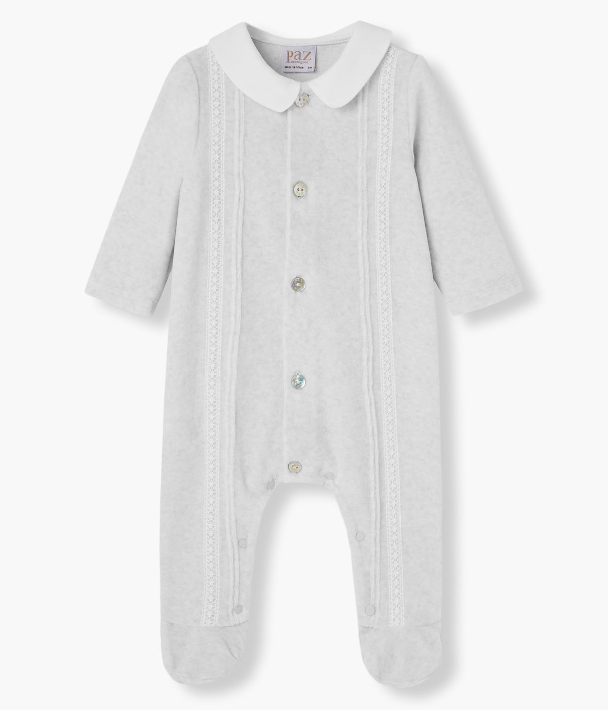 Babygrow em veludo cinza da Paz Rodríguez para bebé e recém-nascido(a). Elegante babygrow com gola redonda cortada branca, detalhes em renda e medalha da marca. Abertura na frente e entrepernas.
