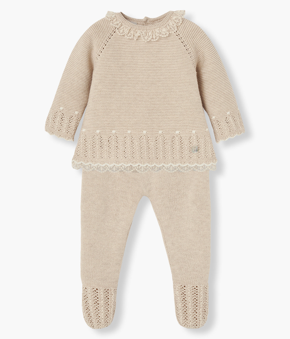 Conjunto de 2 peças em malha de algodão com caxemira pérola da Paz Rodríguez para bebé menina e recém-nascida. Camisola com gola folho e contorno inferior com renda detalhada e detalhes com textura na malha. Calças com pés detalhados a combinar com a camisola.