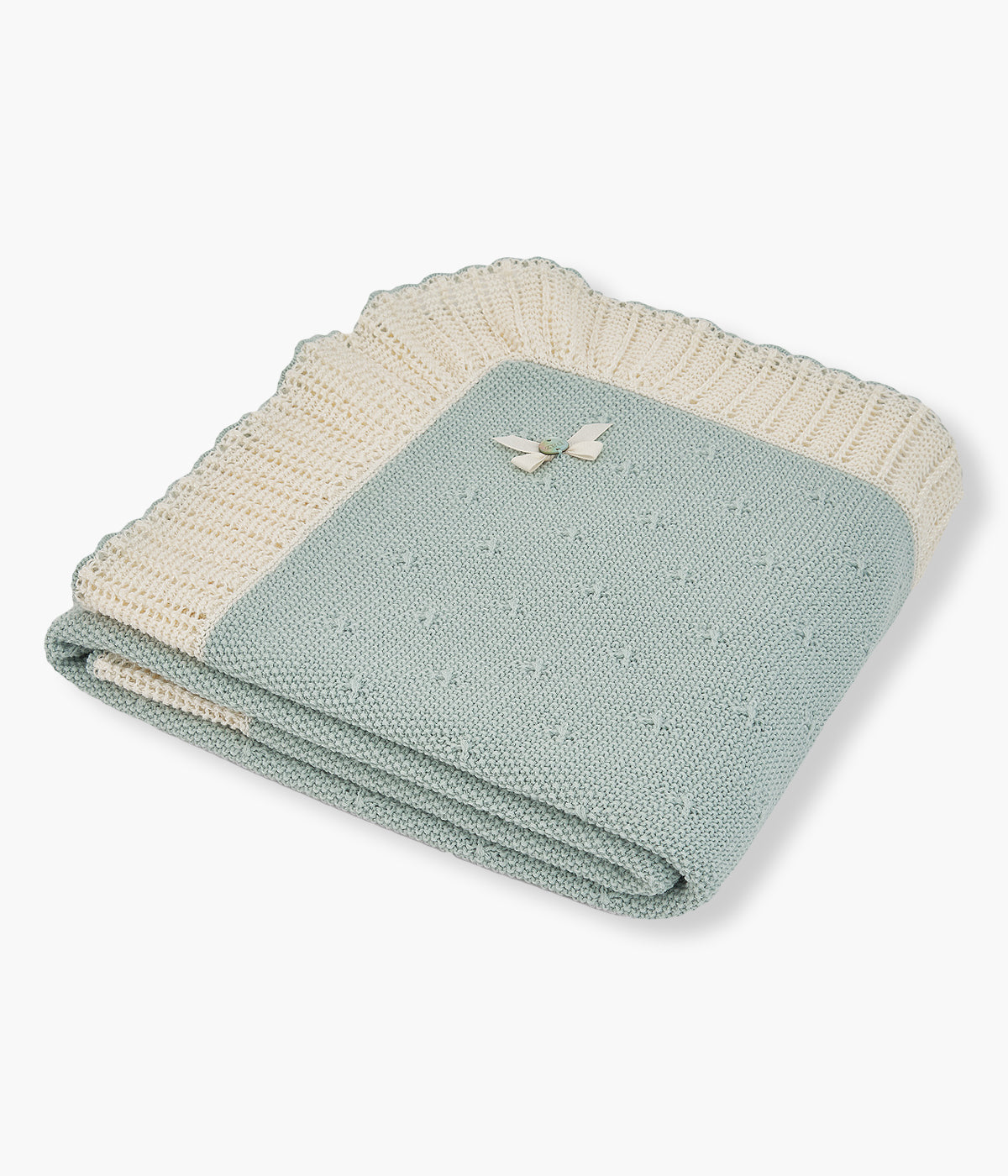 Manta de malha verde-água da Paz Rodríguez para bebé menina e recém-nascida. Elegante manta de formato quadrado com rebordo ondulado perfurado em pérola, detalhes na malha e medalha com laço.