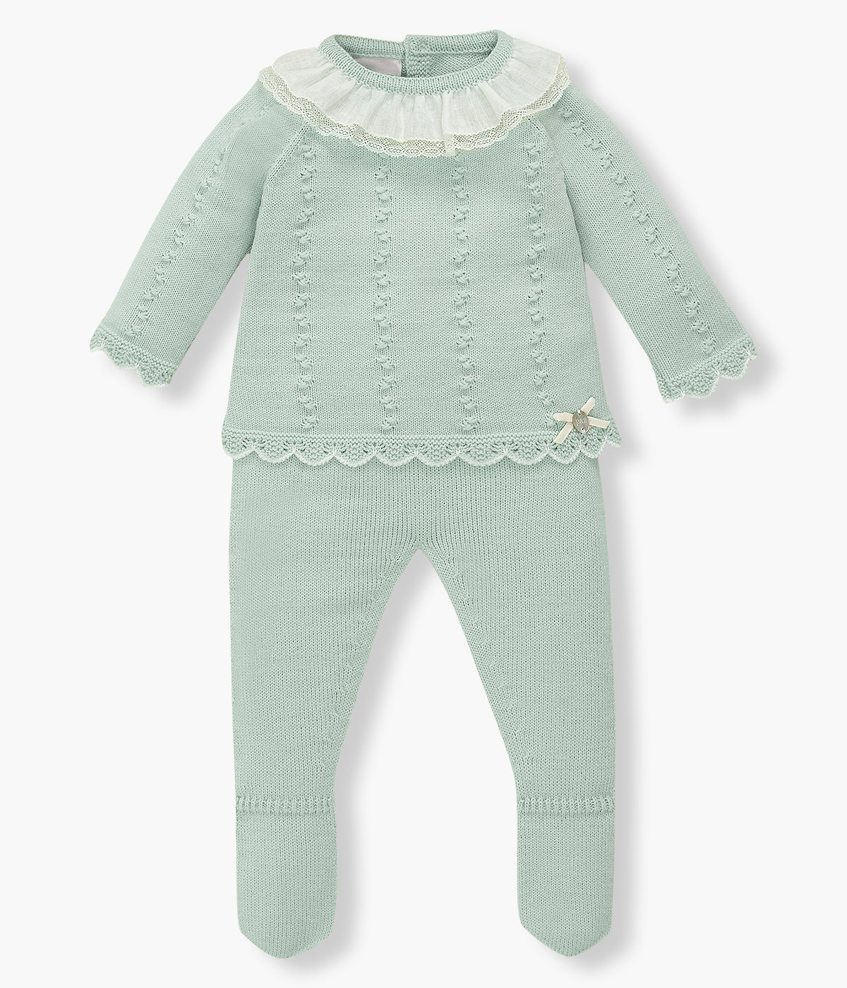 Conjunto de 2 peças em malha verde-água da Paz Rodríguez para bebé menina e recém-nascida. Camisola com gola folho com renda detalhada, detalhes na malha, contornos ondulados e medalha com laço. Calças com pés e efeito espiga entrepernas.