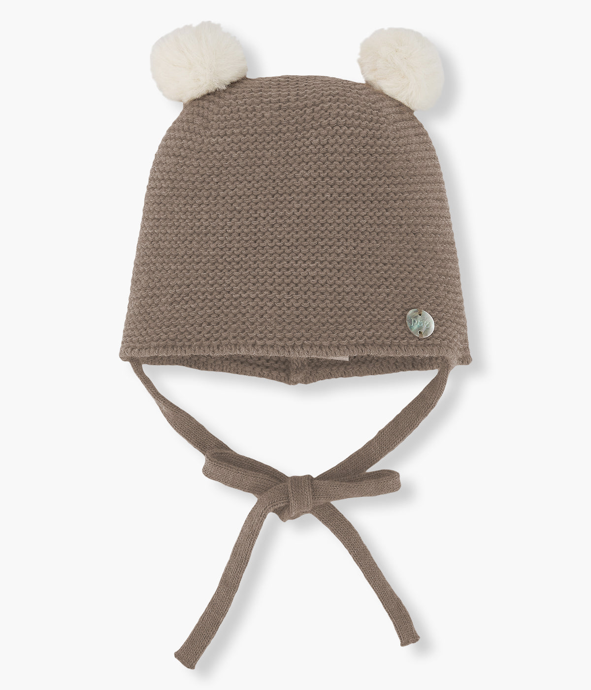 Gorro em malha castanho da Paz Rodríguez para bebé e recém-nascido(a). Suave gorro em malha com dois pompons pérola e tiras para atar no queixo.