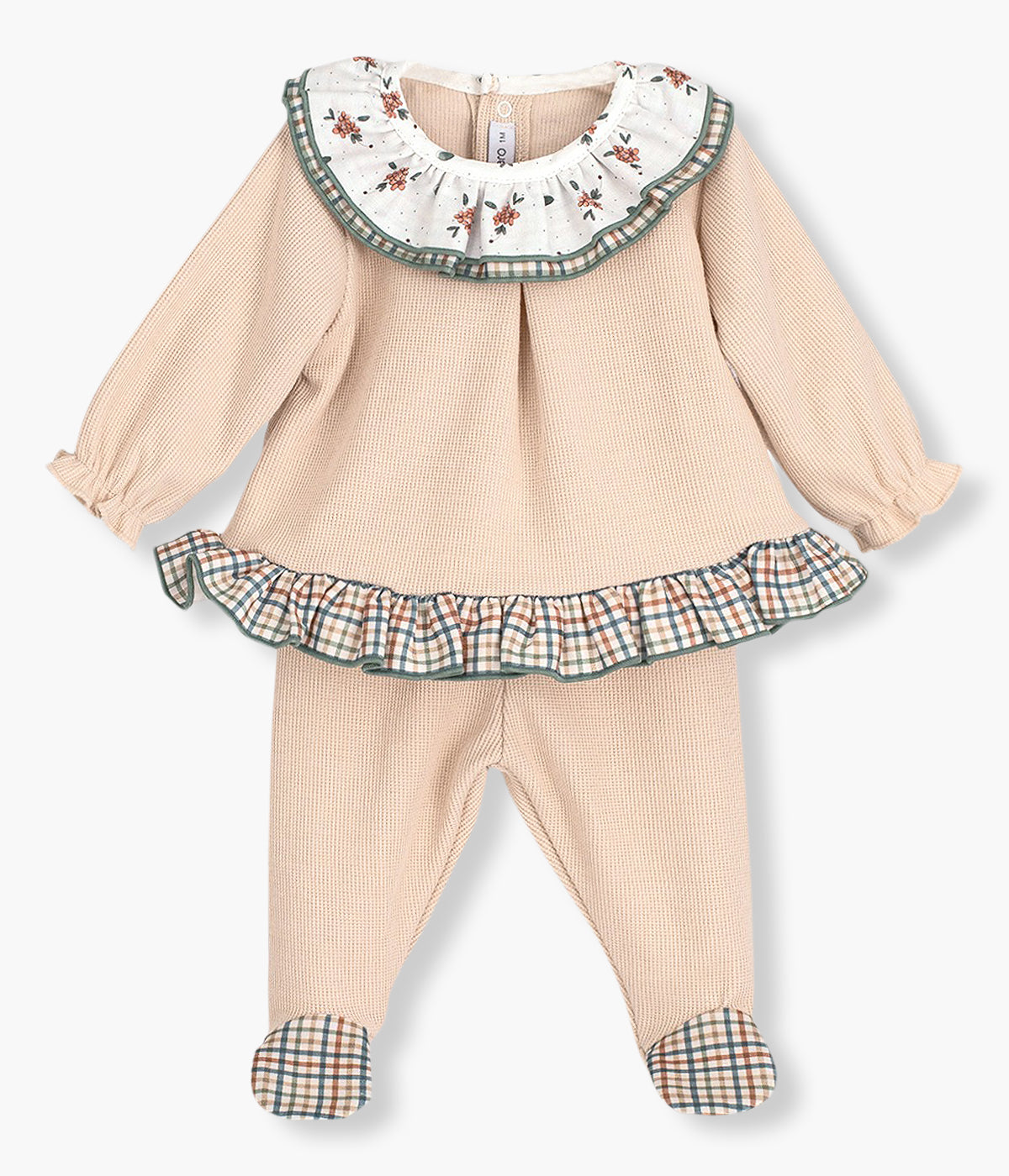 Conjunto de duas peças em algodão cardado da Calamaro Baby para bebé menina e recém-nascida. Camisola com gola folho dupla com padrão floral em fundo branco e padrão xadrez em tons de bege a combinar com o rebordo inferior. Calças com pés com o mesmo padrão da camisola.