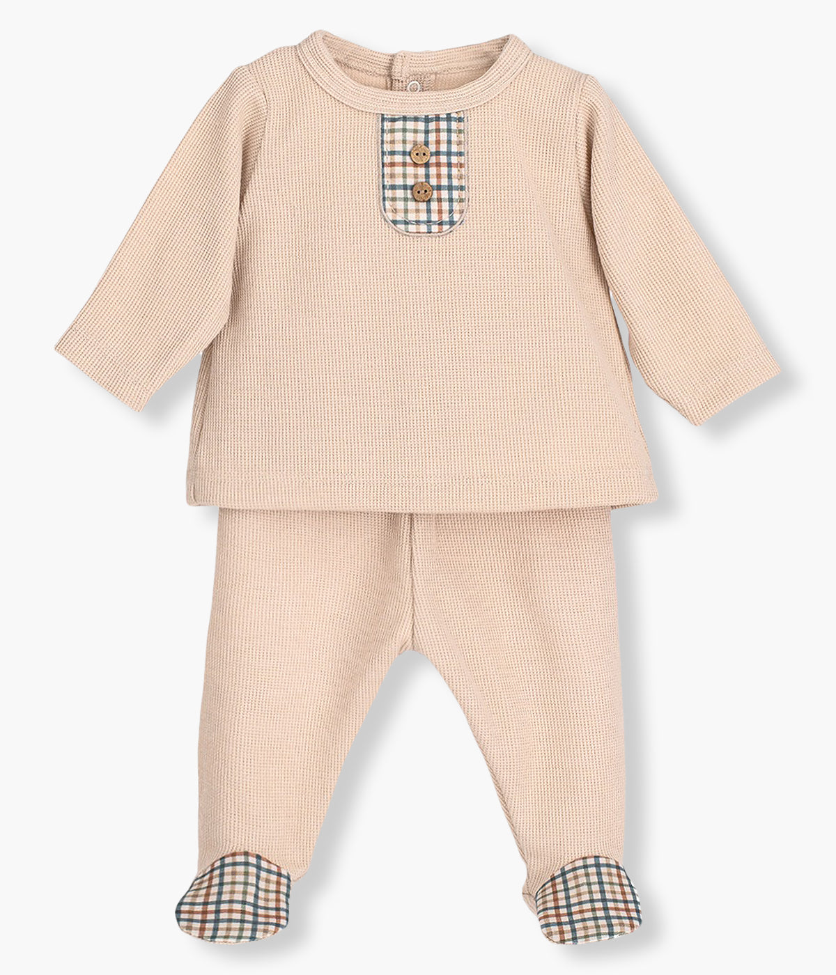 Conjunto de duas peças em algodão cardado da Calamaro Baby para bebé menino e recém-nascido. Camisola com dois botões decorativos de madeira em pequeno detalhe com padrão xadrez em tons de bege. Calças com pés com padrão a combinar.