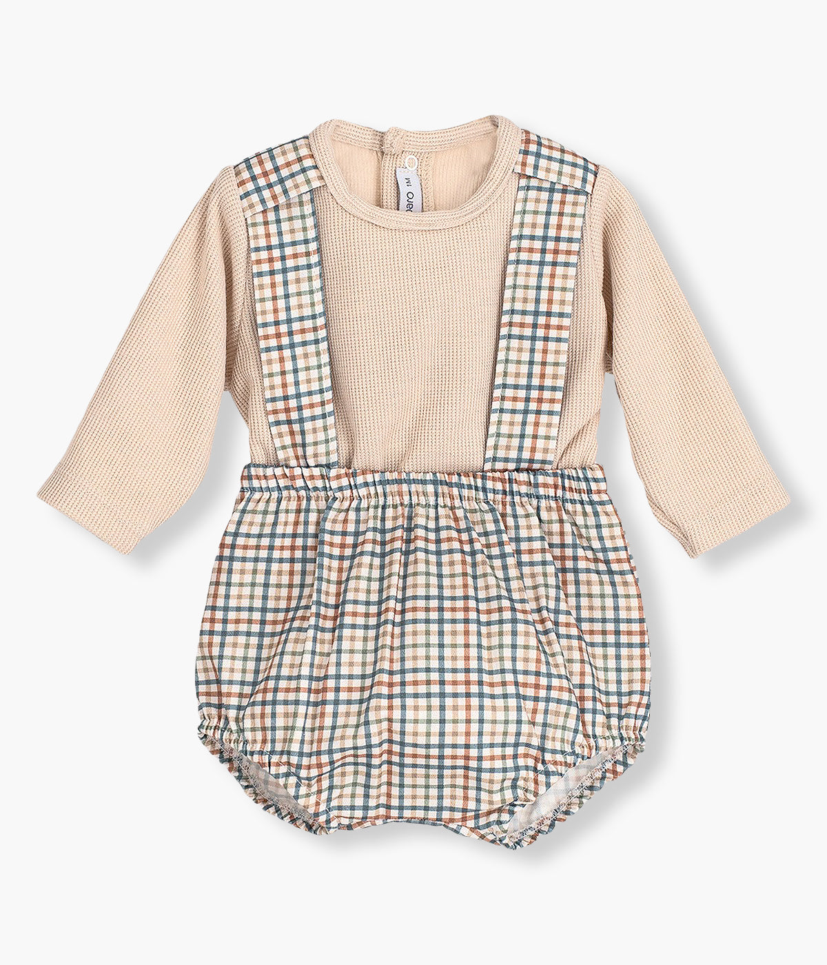 Conjunto de fofo em algodão com camisola da Calamaro Baby para bebé e recém-nascido(a). Fofo de alças com padrão xadrez em tons de bege e verde. Camisola cardada lisa de cor bege. Camisola de abertura nas costas e tapa fraldas de abertura nas alças.