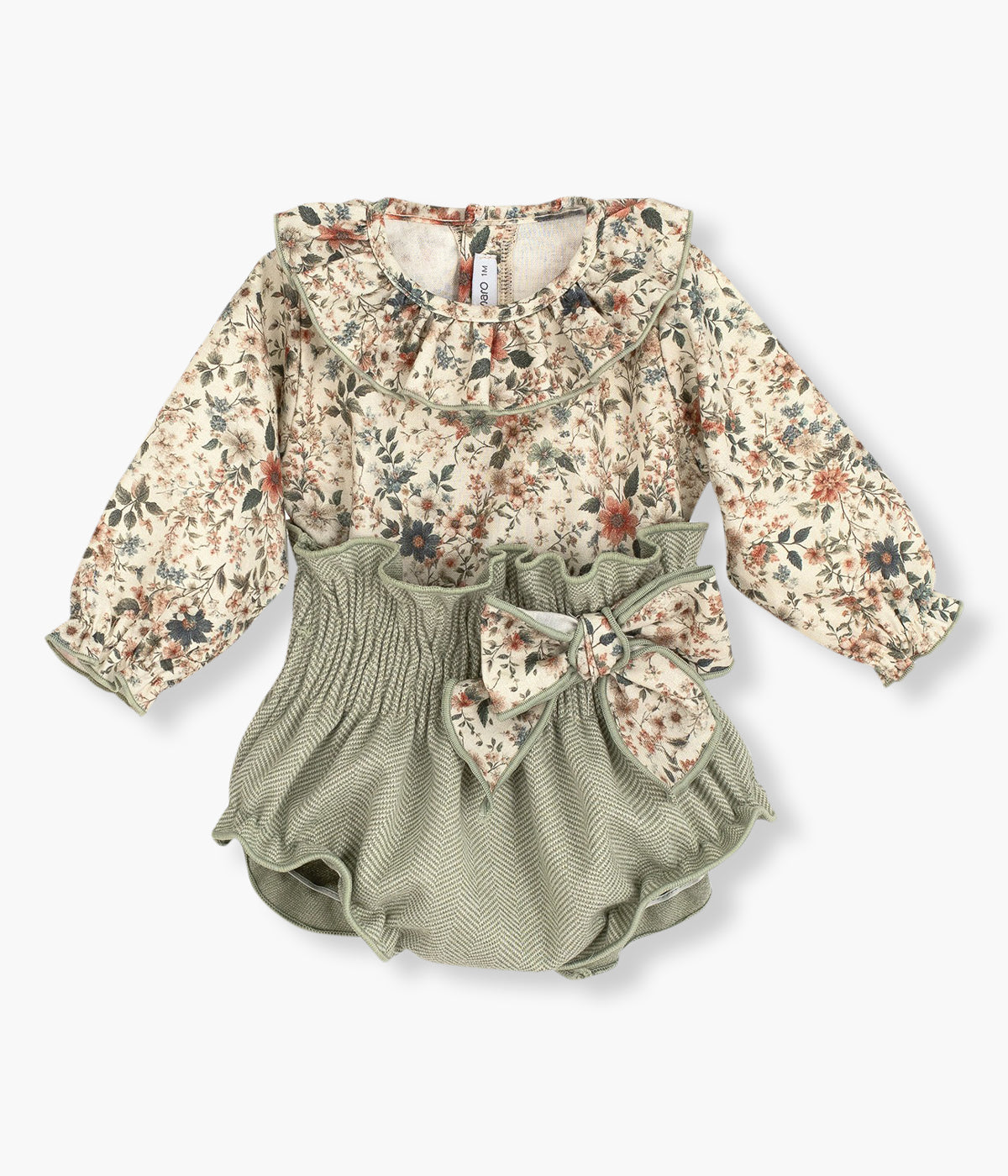 Conjunto de duas peças da Calamaro Baby para bebé menina e recém-nascida. Camisola em algodão com gola folho com padrão floral em tons de verde em fundo bege. Tapa fraldas em malha verde com laço a combinar com a camisola.