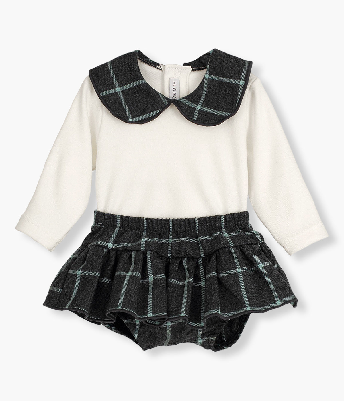 Conjunto de duas peças em algodão da Calamaro Baby para bebé menina e recém-nascida. Camisola pérola com gola redonda cortada com padrão xadrez verde em fundo cinza. Tapa fraldas com folho a combinar com a gola da camisola.