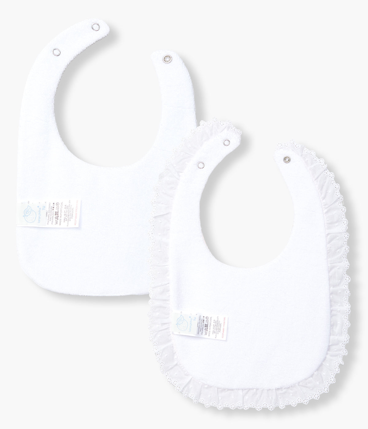 Pack de 2 babetes com turco impermeável da Laranjinha para bebé e recém-nascido(a). Uma babete com detalhe de rebordo bordado a toda a volta e outra com fita bordada na frente.