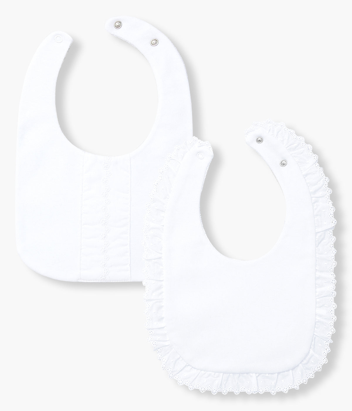 Pack de 2 babetes com turco impermeável da Laranjinha para bebé e recém-nascido(a). Uma babete com detalhe de rebordo bordado a toda a volta e outra com fita bordada na frente.