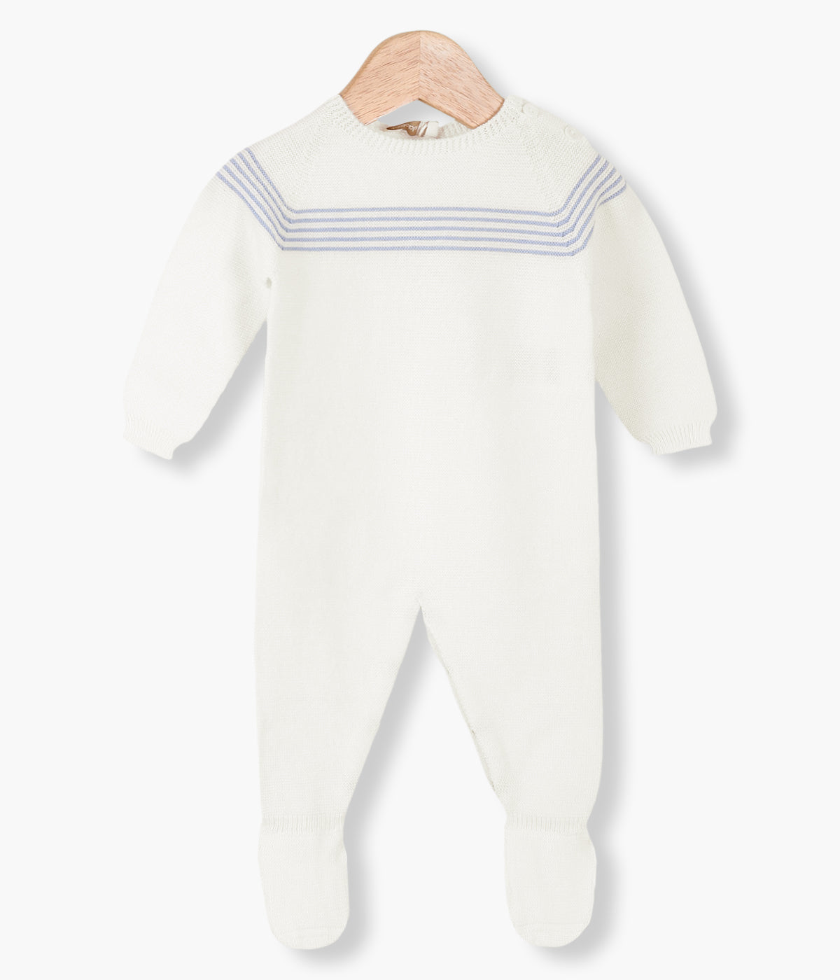 Babygrow tricotado em lã merino pérola da Wedoble para bebé menino e recém-nascido. Riscas azuis na malha na zona do peito e braços. Abertura no ombro e entrepernas com botões para vestir facilmente.