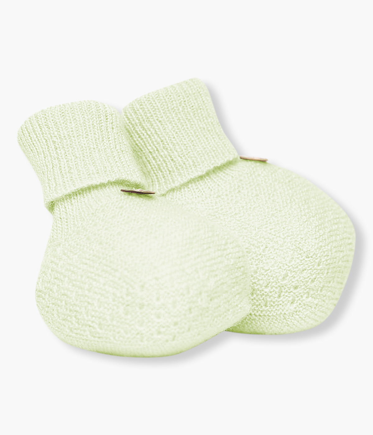 Par de carapins tricotados em lã merino e caxemira verde-lima da Wedoble para bebé e recém-nascido(a). Detalhes na malha e botão decorativo.