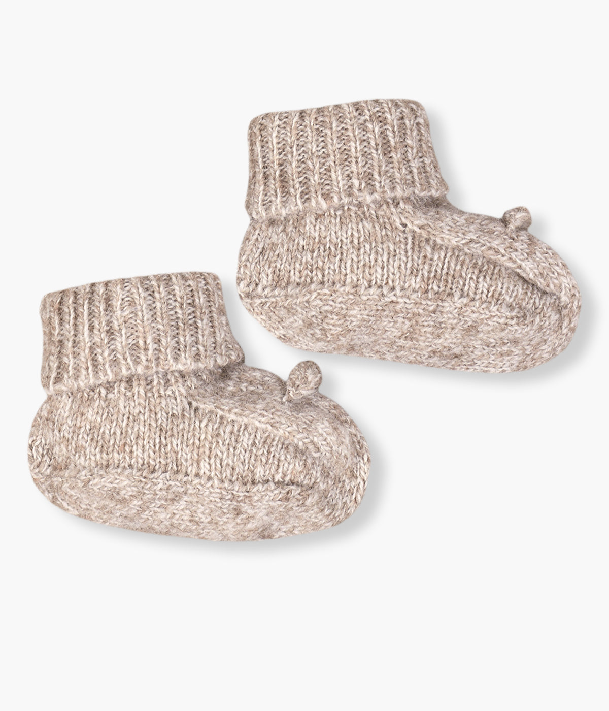 Carapins tricotados em lã merino bege da Wedoble para bebé e recém-nascido(a). Quentinhos carapins com dobra com elasticidade e pequeno detalhe no peito do pé.
