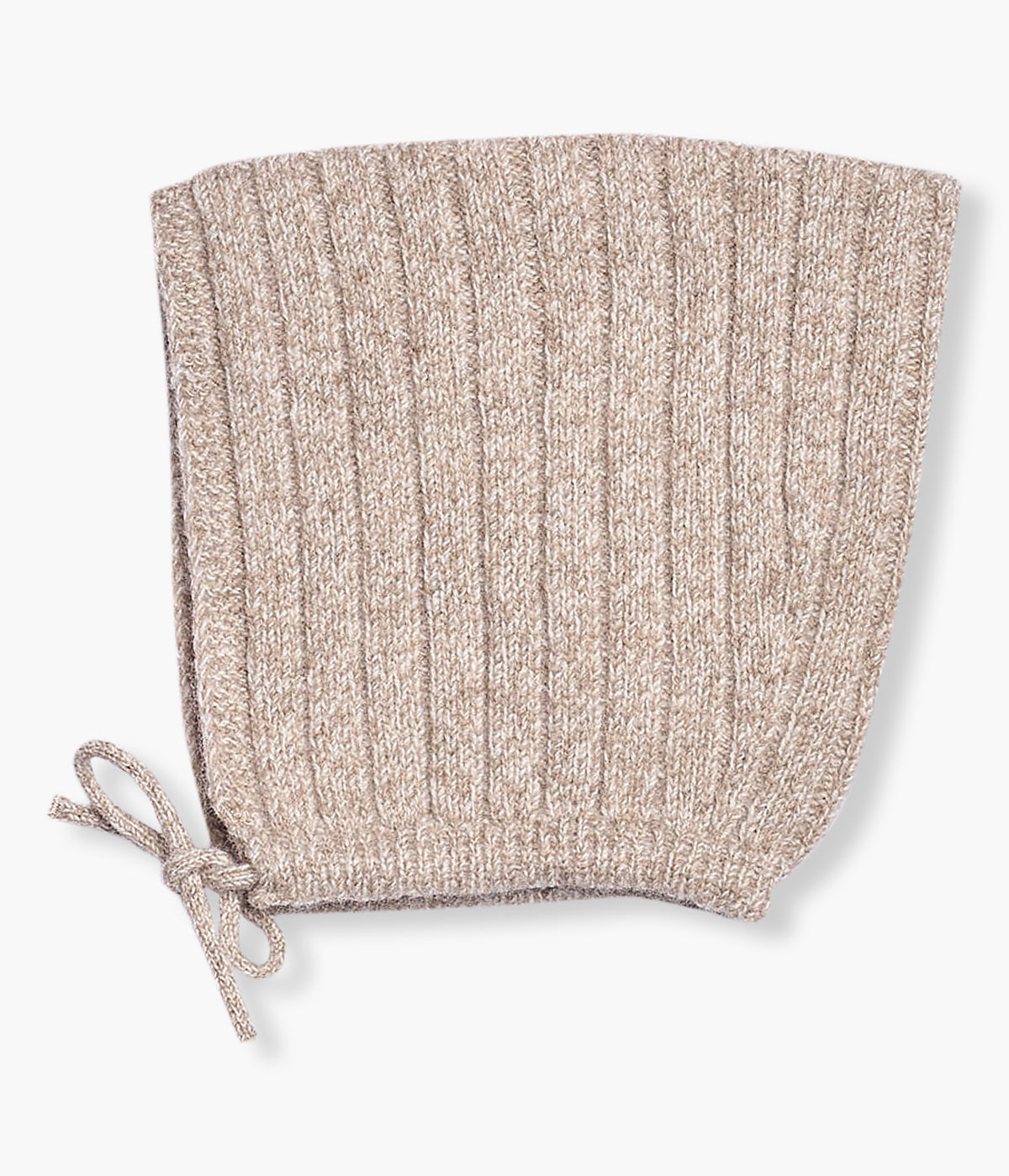 Touca tricotada em lã merino bege da Wedoble para bebé e recém-nascido(a). Delicada touca sem costuras no interior com efeito canelado e tiras para atar no queixo.