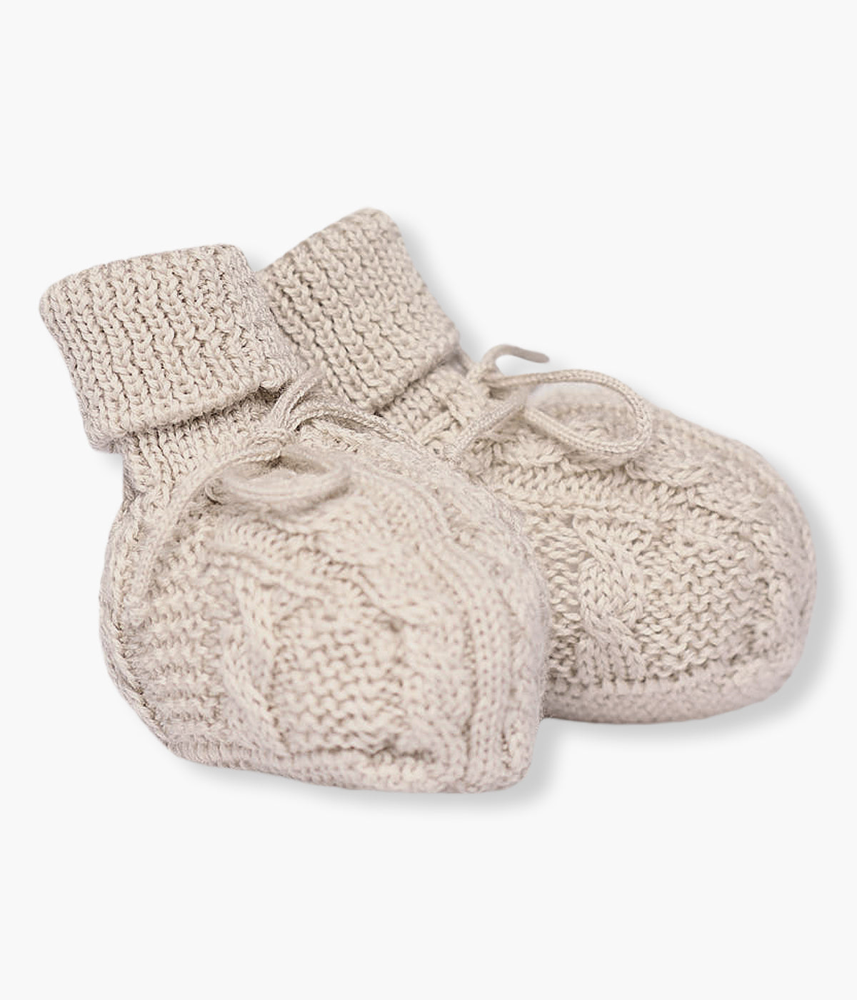 Carapins tricotados em lã merino bege da Wedoble para bebé e recém-nascido(a). Quentinhos carapins em formato de bota com detalhes entrelaçados na malha e cordões para apertar.