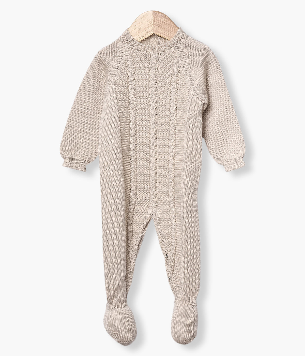 Babygrow tricotado em lã merino bege da Wedoble para bebé e recém-nascido(a). Quentinho babygrow com detalhes entrelaçados na malha. Abertura nas costas e entrepernas.