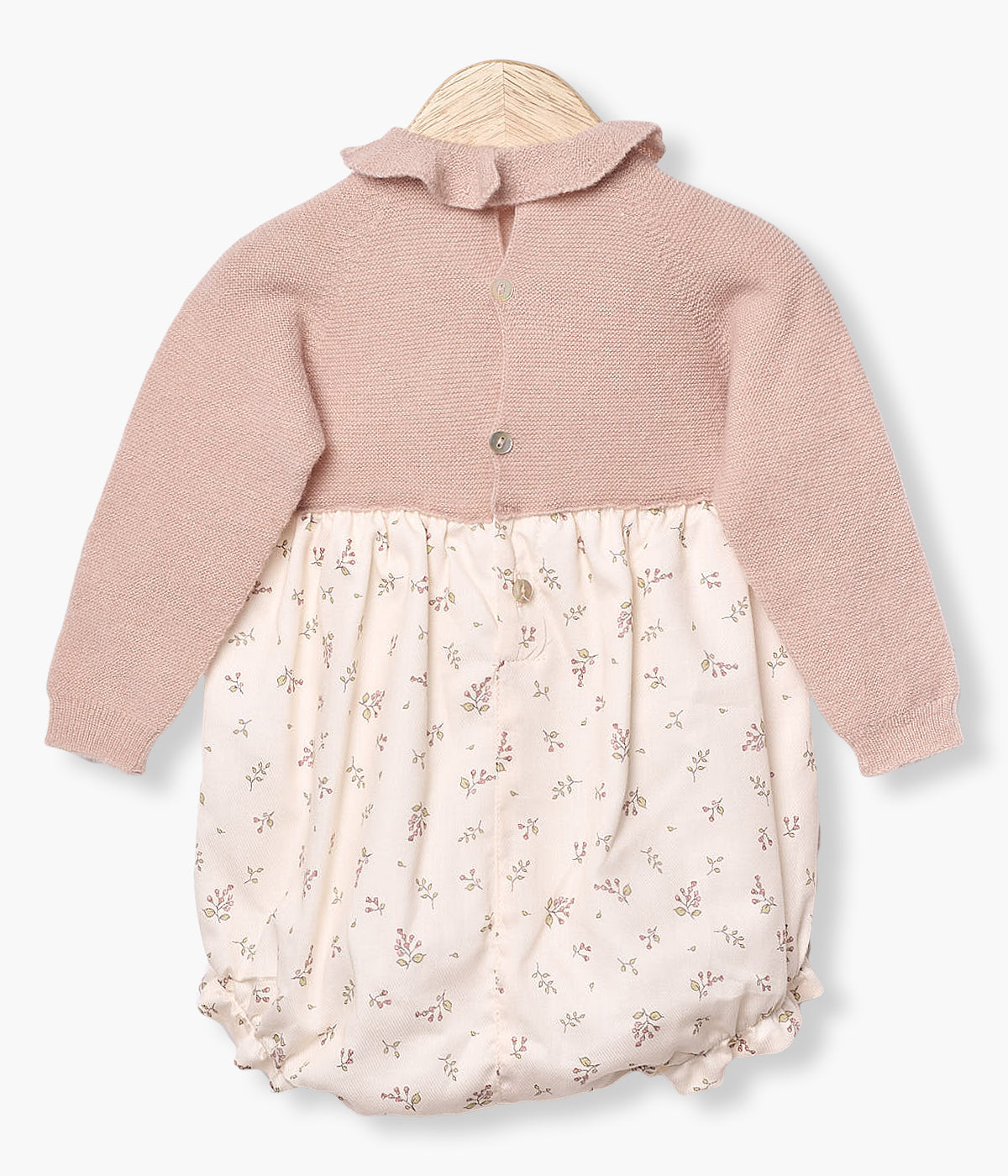 Fofo da Wedoble para bebé menina e recém-nascida. Parte superior em malha tricotada de lã merino e caxemira rosa com gola redonda e parte inferior em tecido de algodão de padrão ramos com forro.