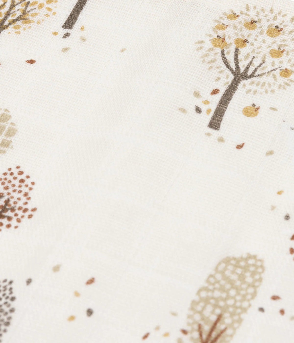 Pack de 3 fraldas musselina em algodão pérola da Jollein da coleção Tiny Park com padrão animais e árvores em tons de bege e castanho. Suaves e respiráveis fraldas, perfeitas para vários momentos tais como alimentação ou apoio na muda da fralda.