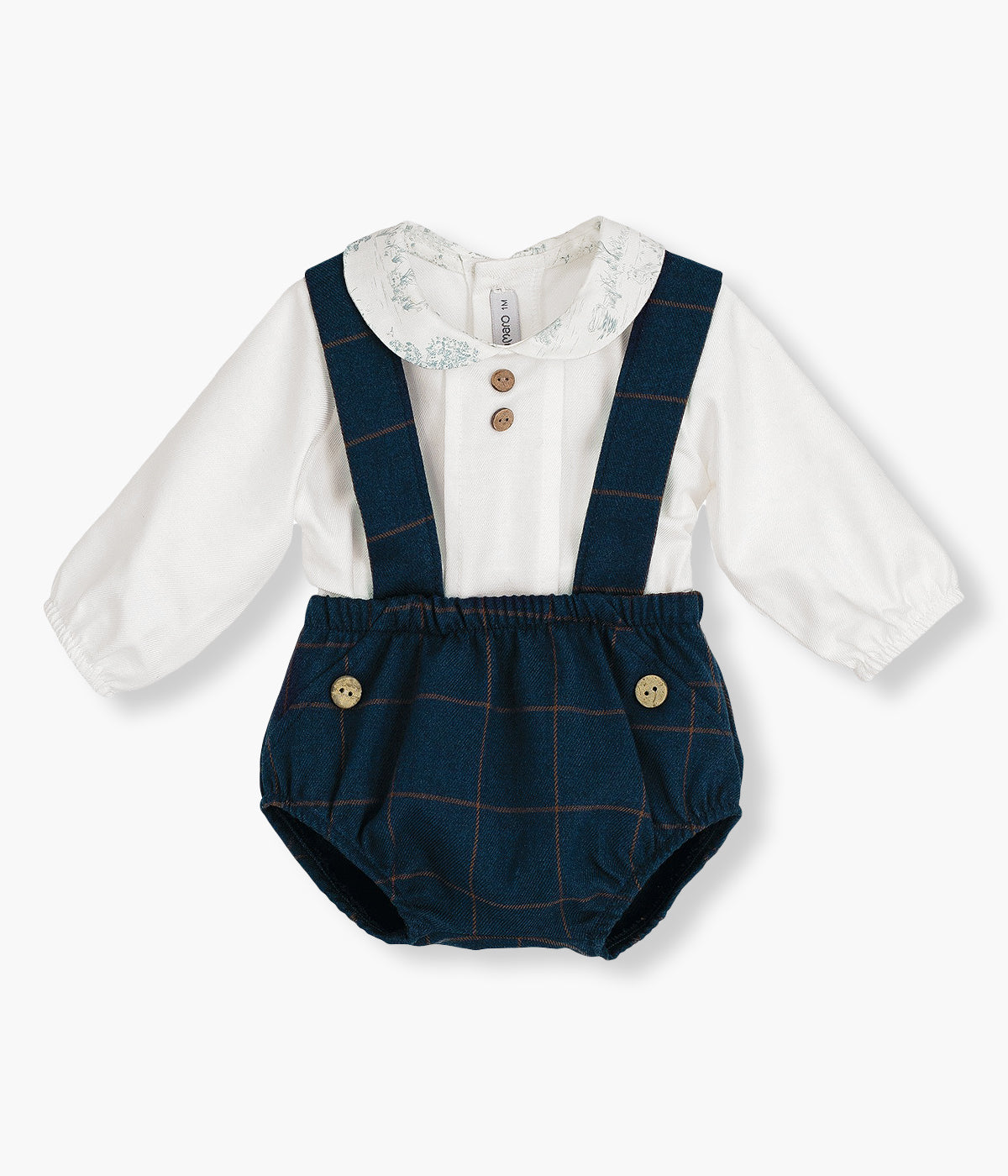 Conjunto de duas peças da Calamaro Baby para bebé e recém-nascido(a). Camisola em algodão branca com gola redonda cortada com padrão toile de jouy azul. Tapa fraldas de alças em malha azul com padrão xadrez em tons de castanho.