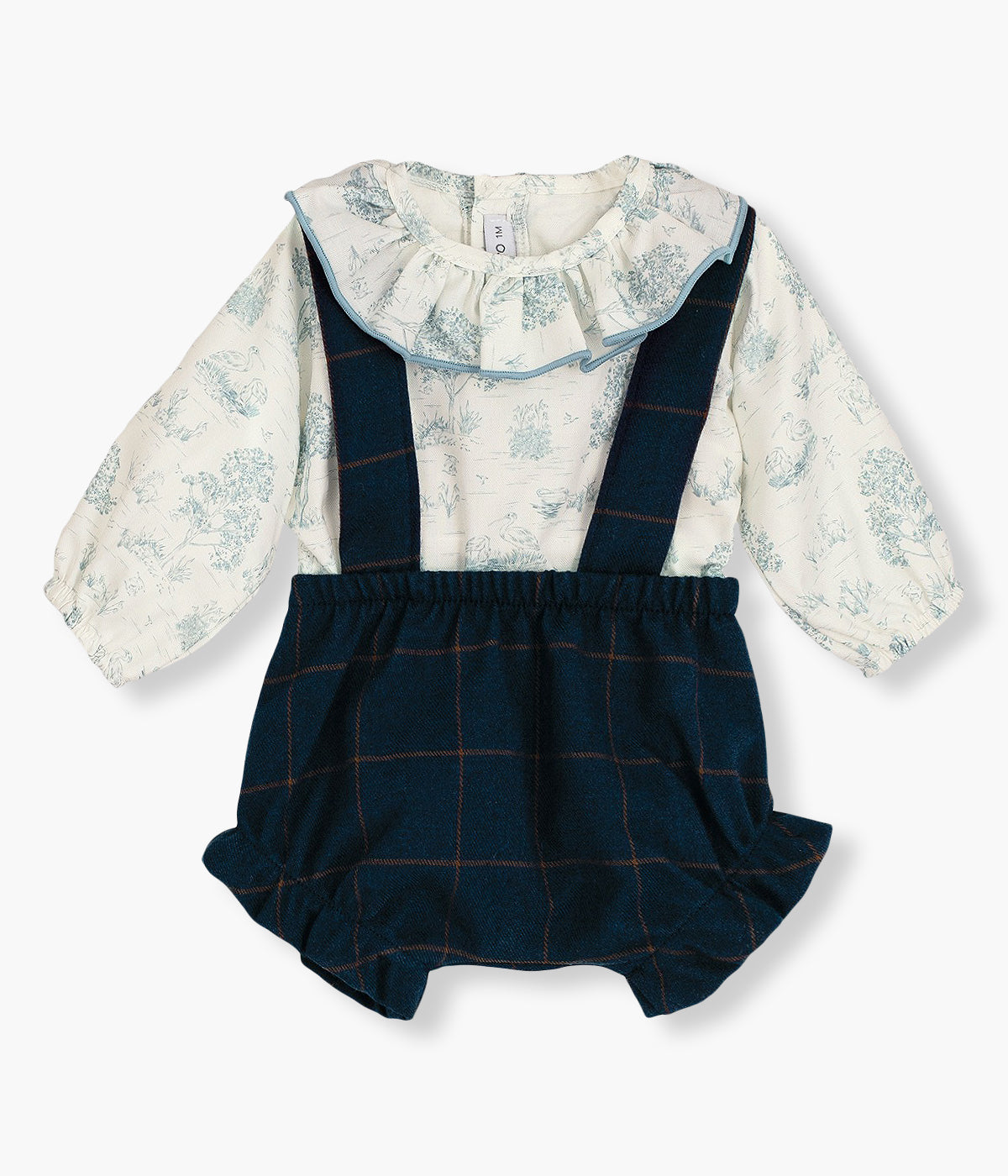 Conjunto de duas peças da Calamaro Baby para bebé e recém-nascido(a). Camisola em algodão pérola com padrão toile de jouy azul e gola folho. Tapa fraldas de alças em malha azul com padrão xadrez em tons de castanho.