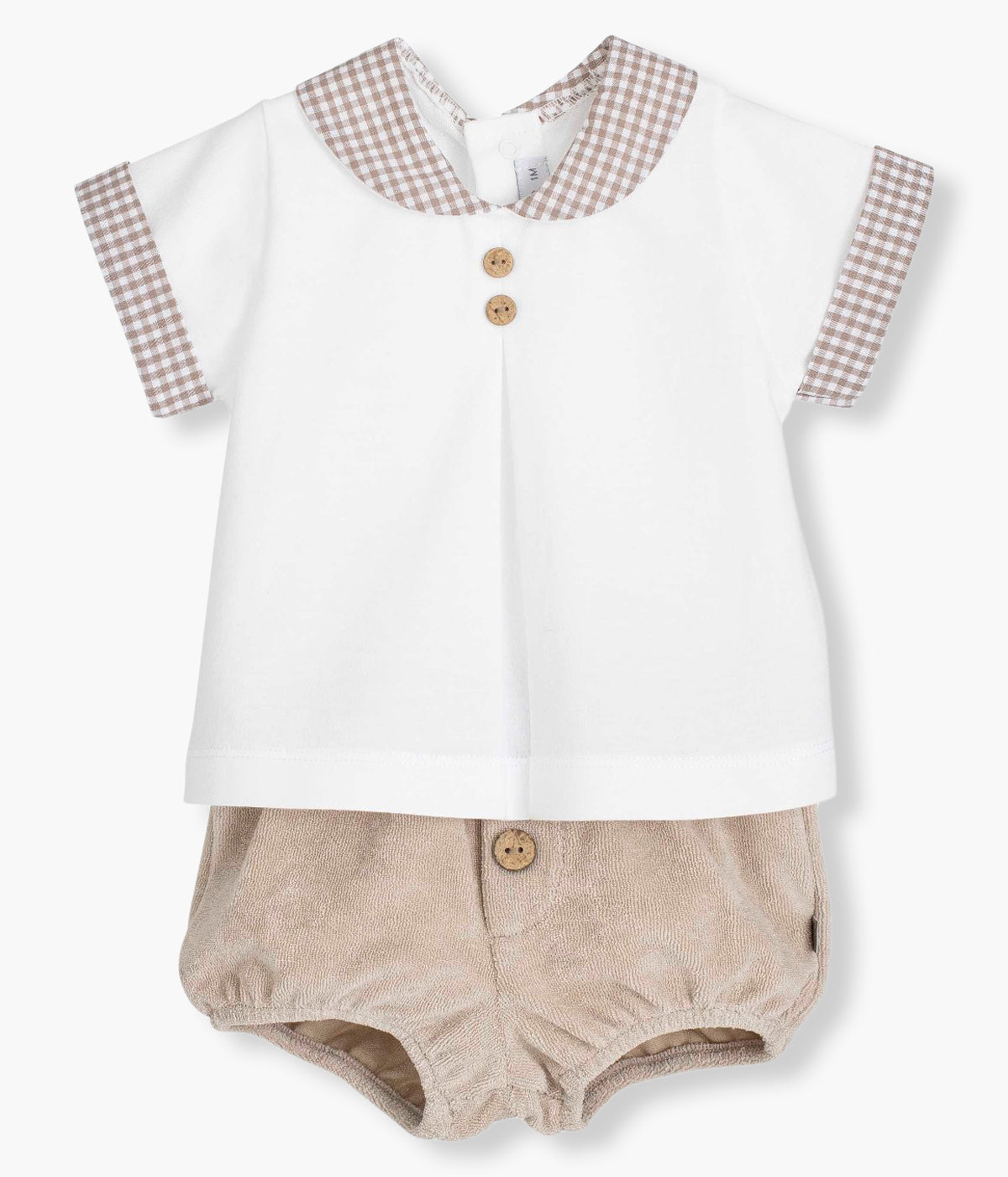 Vista de frente do conjunto em algodão bege e branco da Calamaro Baby para bebé menino e recém‑nascido composto por camisola e tapa fraldas. Camisola de manga curta branca com gola redonda cortada e detalhe nas mangas com padrão vichy bege e branco. Tapa fraldas liso bege.