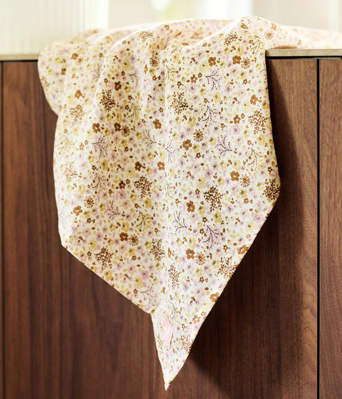 Pack de 3 fraldas musselina em algodão pérola da Jollein com padrão floral em tons de bege e rosa para bebé menina. Suaves e respiráveis fraldas, perfeitas para vários momentos tais como alimentação ou apoio na muda da fralda.