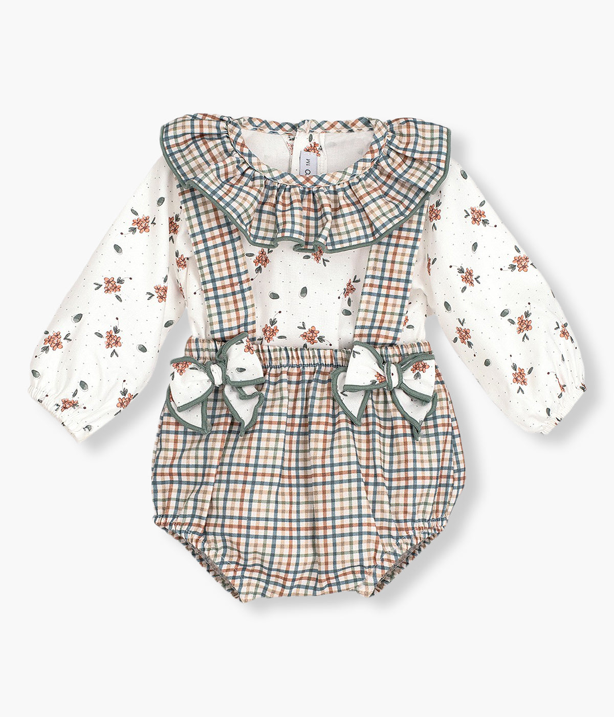 Conjunto de duas peças da Calamaro Baby para bebé menina e recém-nascida, 100% algodão. Camisola pérola com padrão flores e gola folho com padrão xadrez em tons de verde e castanho. Tapa fraldas de alças com dois laços e padrão a combinar com a camisola.