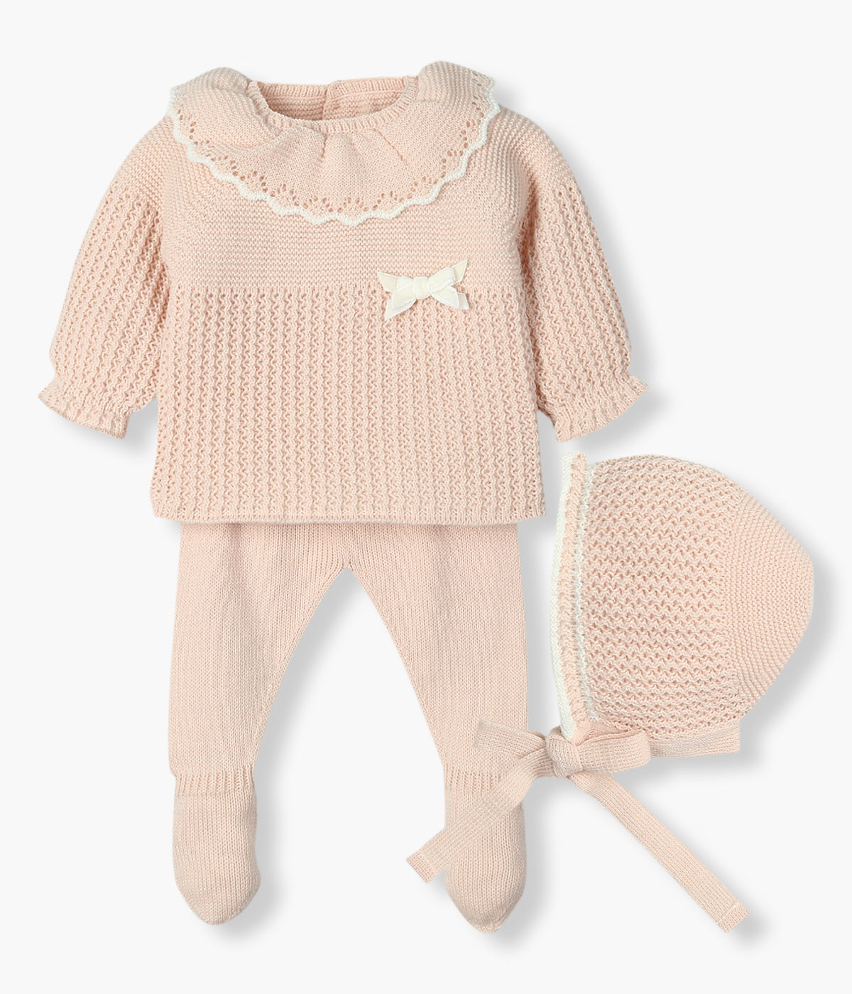 Conjunto de 3 peças em malha nude da Mac Ilusión composto por camisola, calças e touca para bebé menina e recém-nascida. Camisola com gola folho, detalhes na malha e pequeno laço. Touca com detalhes a combinar. Calças com pés.