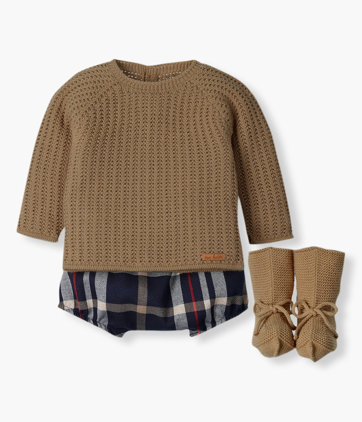 Conjunto de 3 peças da Mac Ilusión composto por camisola, tapa fraldas e carapins para bebé e recém-nascido(a). Camisola com detalhes perfurados na malha. Tapa fraldas em algodão azul com padrão xadrez. Carapins tipo bota com cordão.