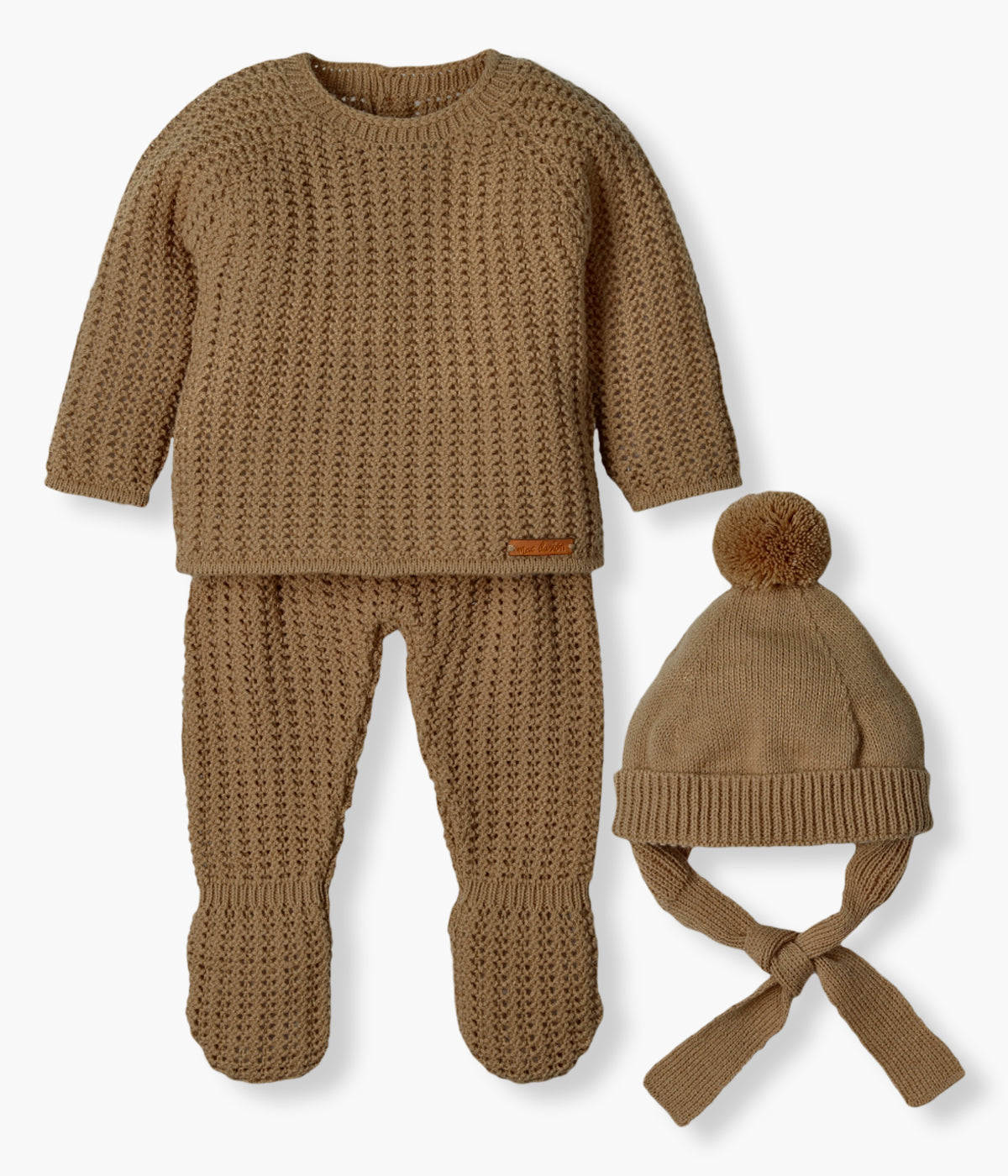 Conjunto de 3 peças em malha bege da Mac Ilusión composto por camisola, calças e gorro para bebé e recém-nascido(a). Malha tricotada com detalhes perfurados, gorro com pompom e calças com pés.