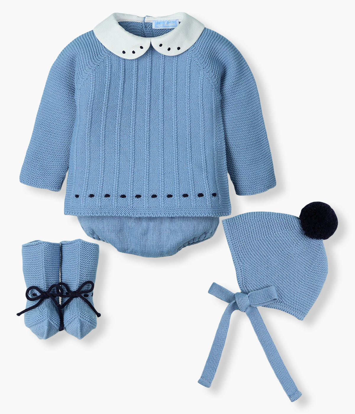 Conjunto de 4 peças em malha azul da Mac Ilusión composto por camisola, tapa fraldas,&nbsp; touca e carapins para bebé menino e recém-nascido. Camisola com gola redonda branca com detalhes em azul-marinho e faixas com relevo na malha. Tapa fraldas liso. Touca com pompom azul-marinho. Carapins tipo bota com cordões.